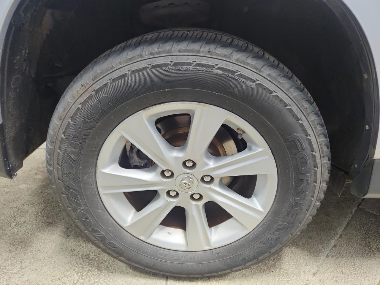 Toyota Highlander Base 4WD 2012