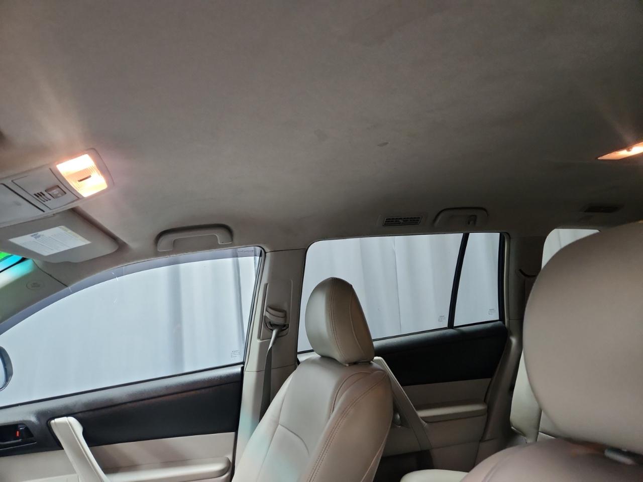 Toyota Highlander Base 4WD 2012