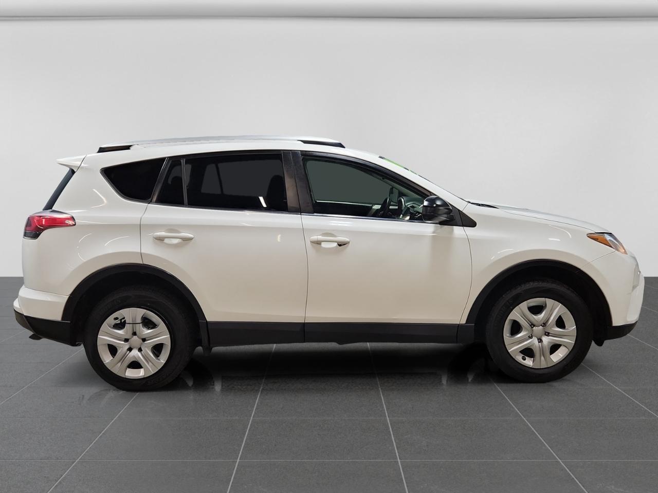 Toyota RAV4 LE AWD 2016