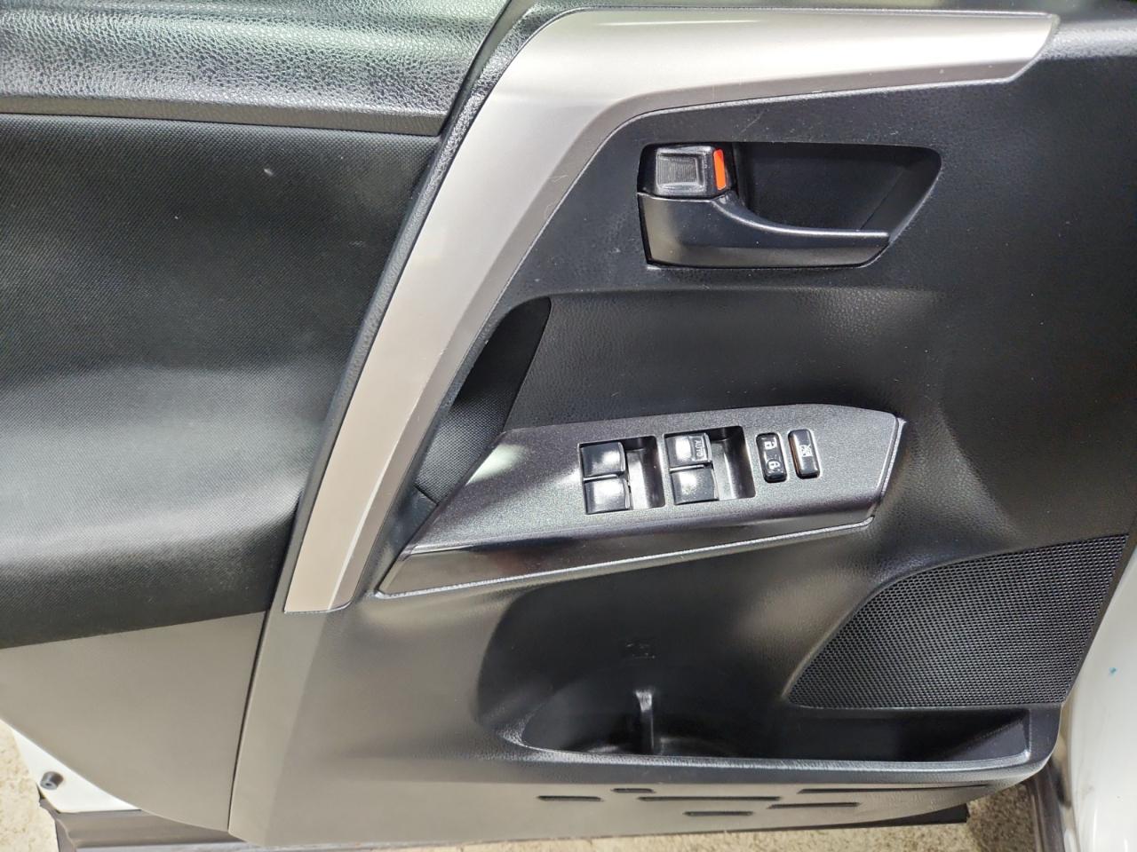 Toyota RAV4 LE AWD 2016