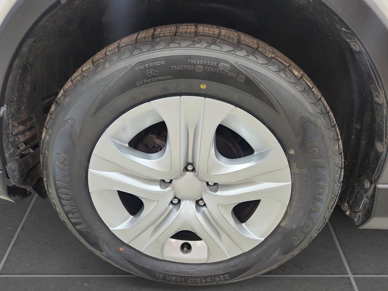 Toyota RAV4 LE AWD 2016