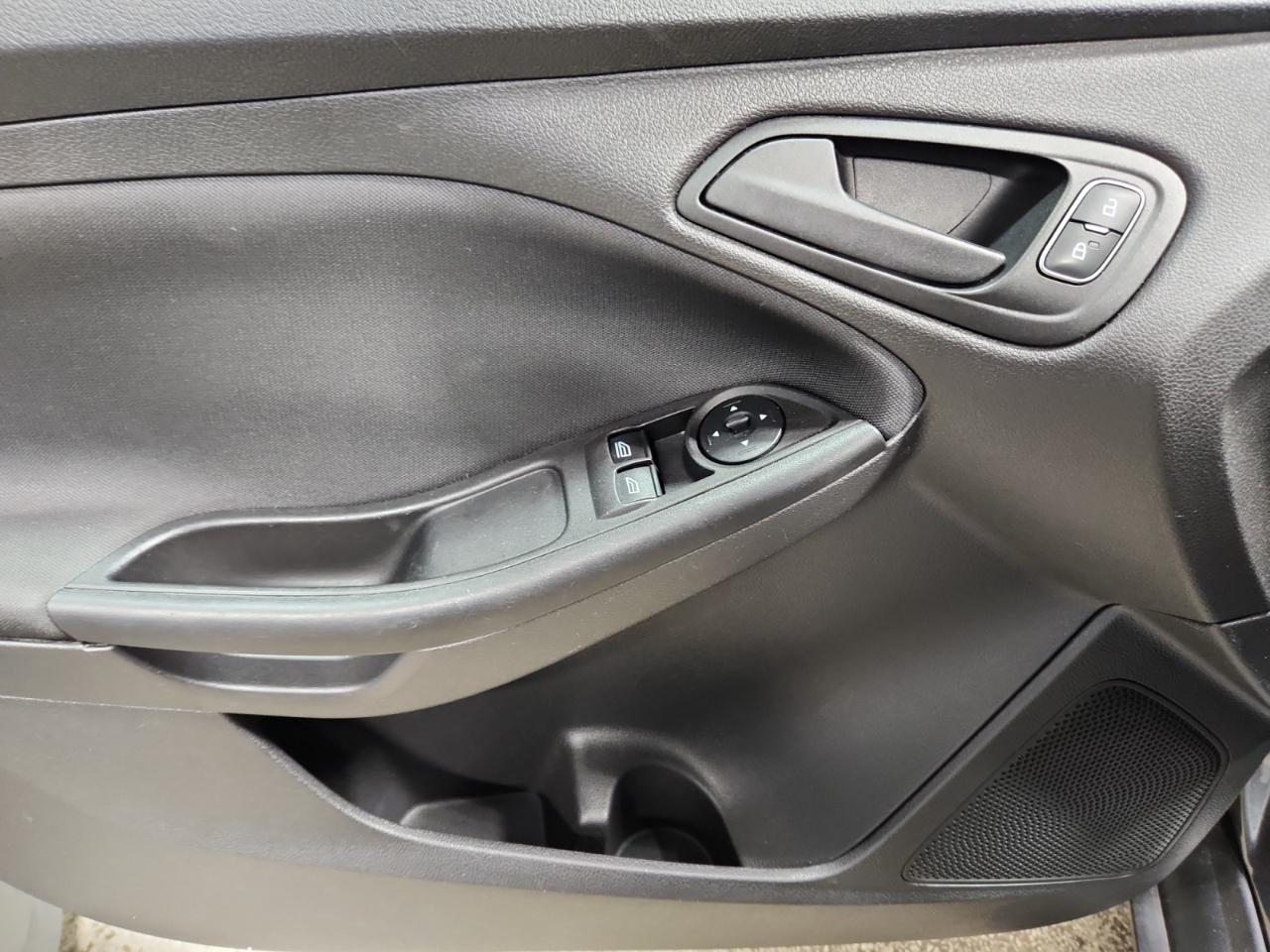Ford Focus S Sedan 2018