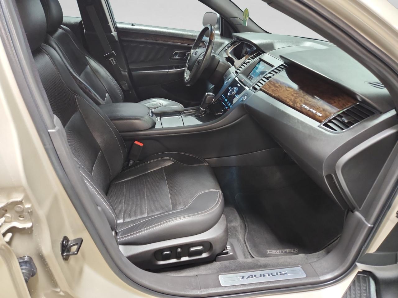 Ford Taurus Limited FWD 2018