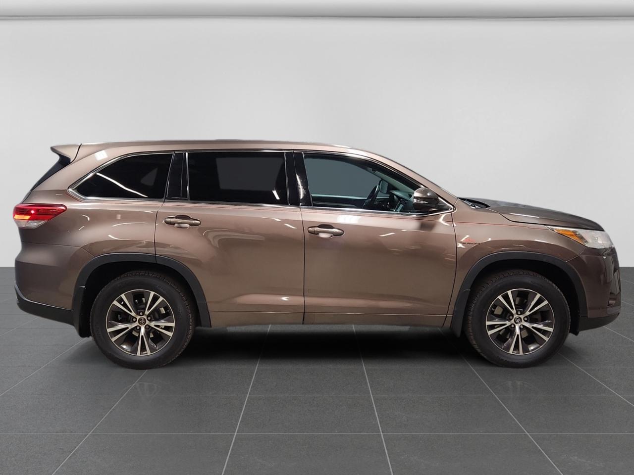 Toyota Highlander LE AWD V6 2017