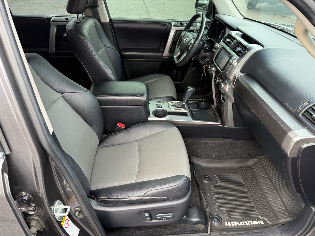 Toyota 4Runner SR5 Premium 2WD (Natl) 2017