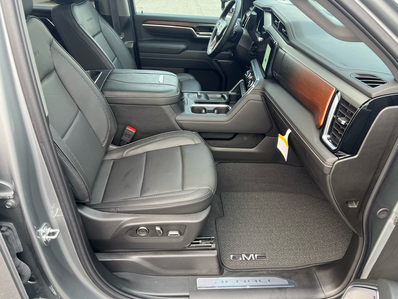 GMC Sierra 3500HD Denali Crew Cab 4WD 2025 GMC Sierra 3500HD Denali Crew Cab 4WD 2025