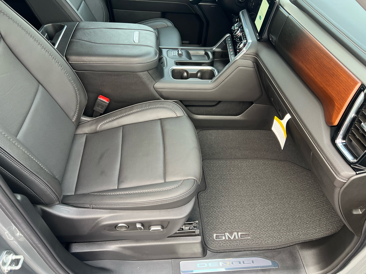 GMC Sierra 3500HD Denali Crew Cab 4WD 2025 GMC Sierra 3500HD Denali Crew Cab 4WD 2025