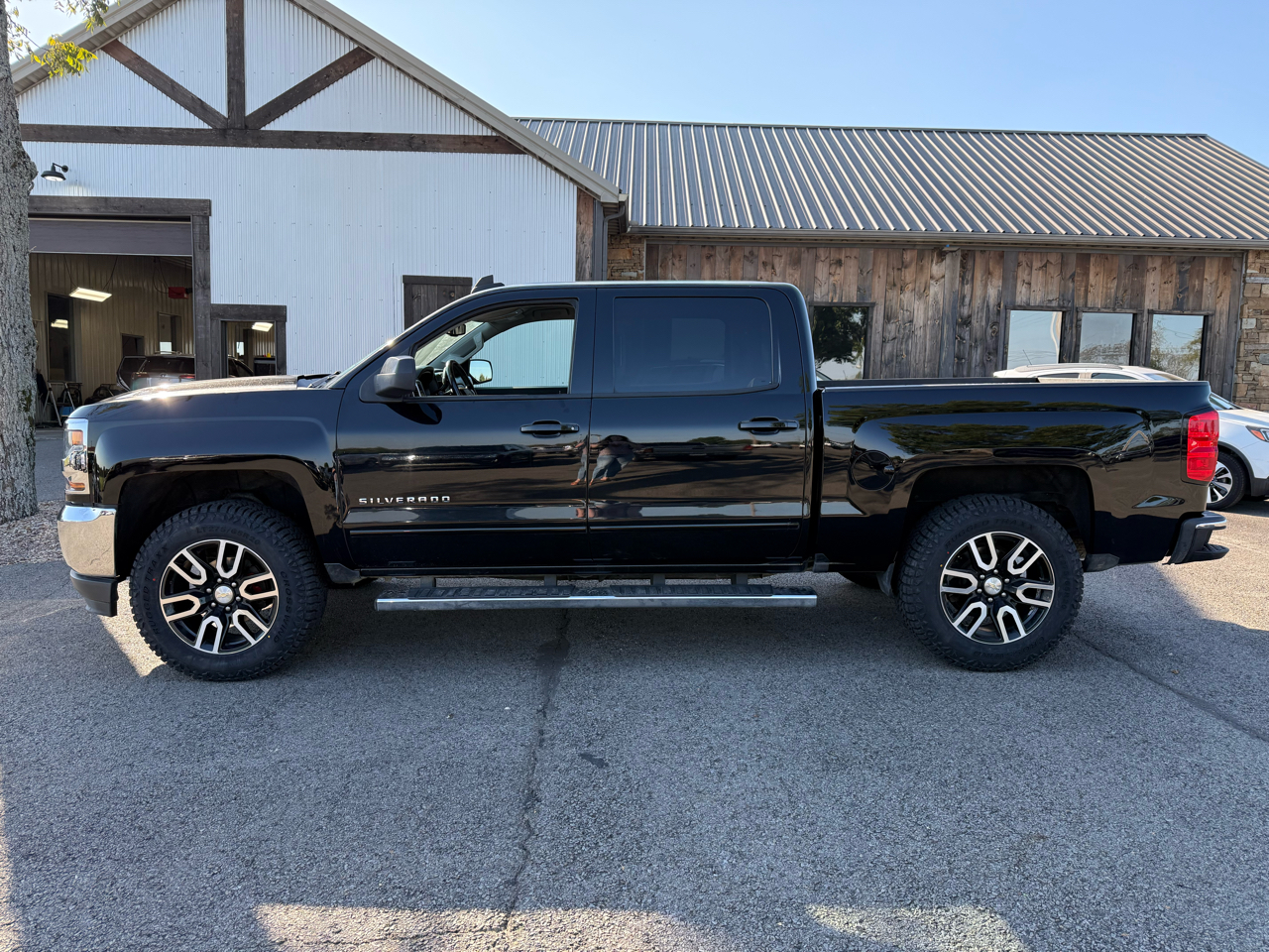 2018 Chevrolet Silverado 1500 LT photo 2
