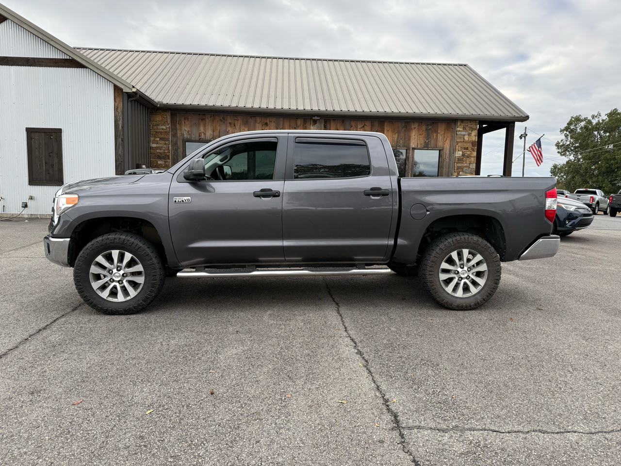Toyota Tundra SR5 5.7L V8 FFV CrewMax 4WD 2017 Toyota Tundra SR5 5.7L V8 FFV CrewMax 4WD 2017