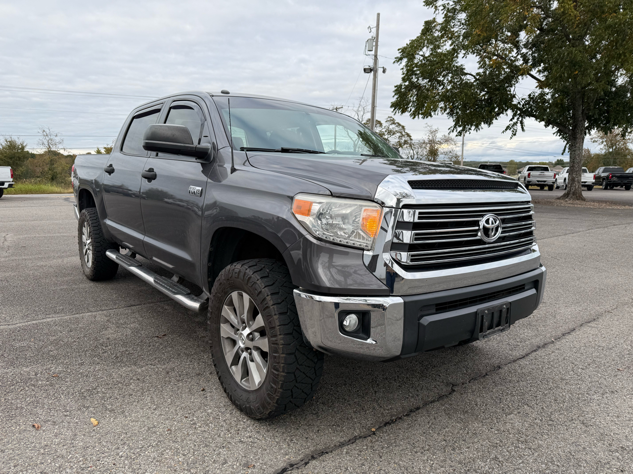 Toyota Tundra SR5 5.7L V8 FFV CrewMax 4WD 2017 Toyota Tundra SR5 5.7L V8 FFV CrewMax 4WD 2017