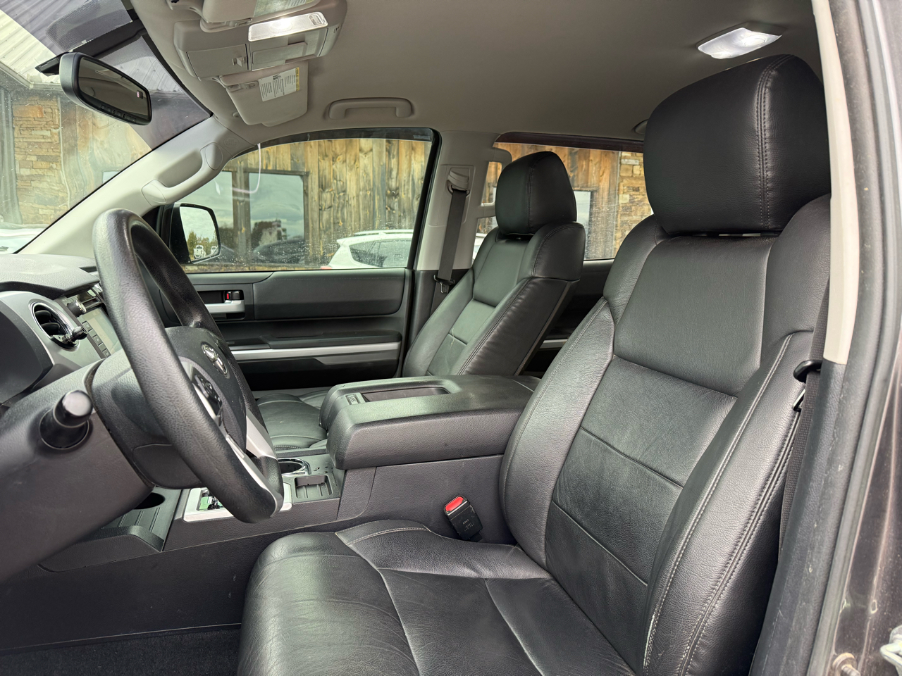 Toyota Tundra SR5 5.7L V8 FFV CrewMax 4WD 2017 Toyota Tundra SR5 5.7L V8 FFV CrewMax 4WD 2017