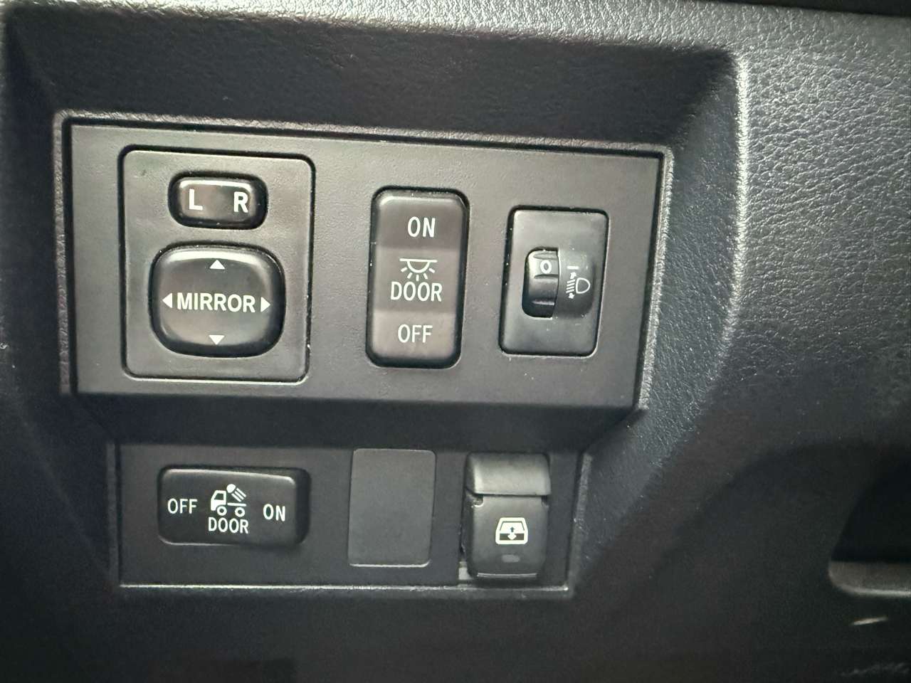 Toyota Tundra SR5 5.7L V8 FFV CrewMax 4WD 2017 Toyota Tundra SR5 5.7L V8 FFV CrewMax 4WD 2017