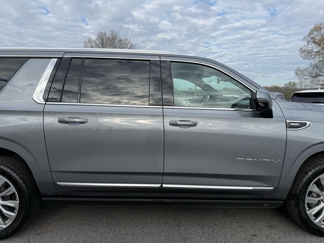 GMC Yukon XL Denali 4WD 2022