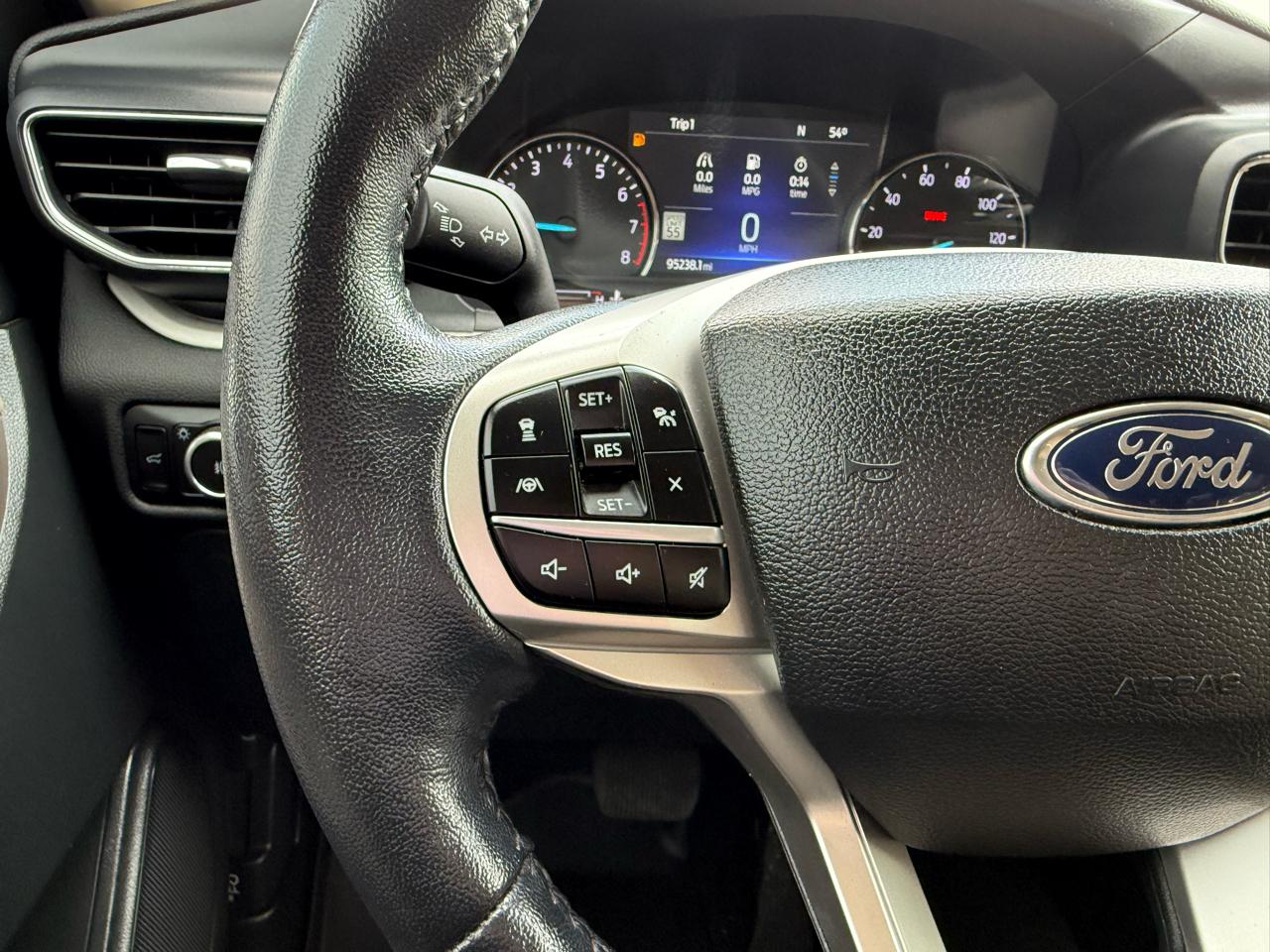 Ford Explorer XLT 2023