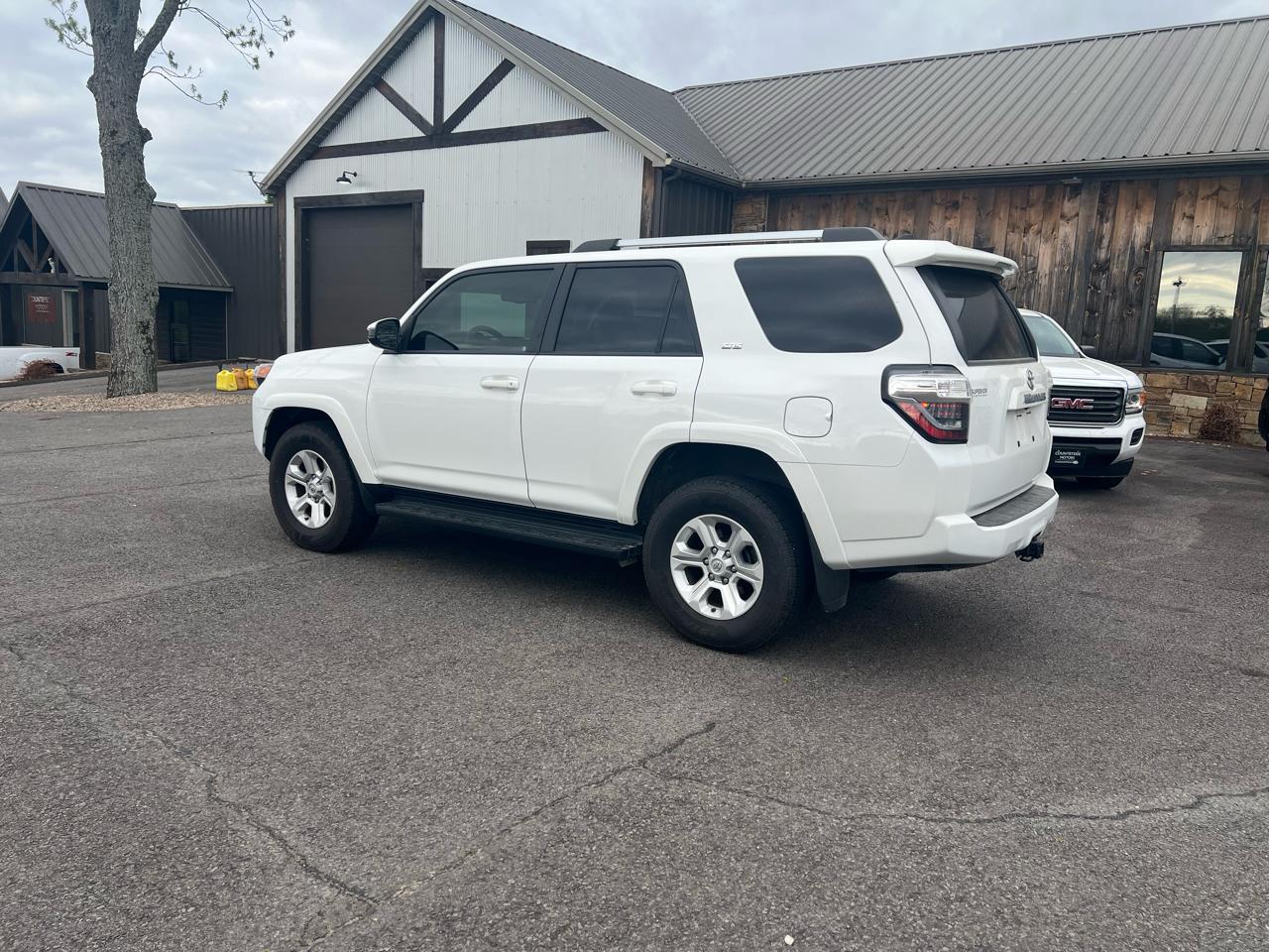 Toyota 4Runner SR5 4WD 2024