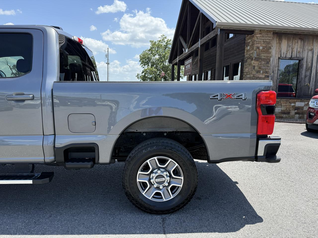 Ford F-250 SD Lariat Crew Cab 4WD 2025
