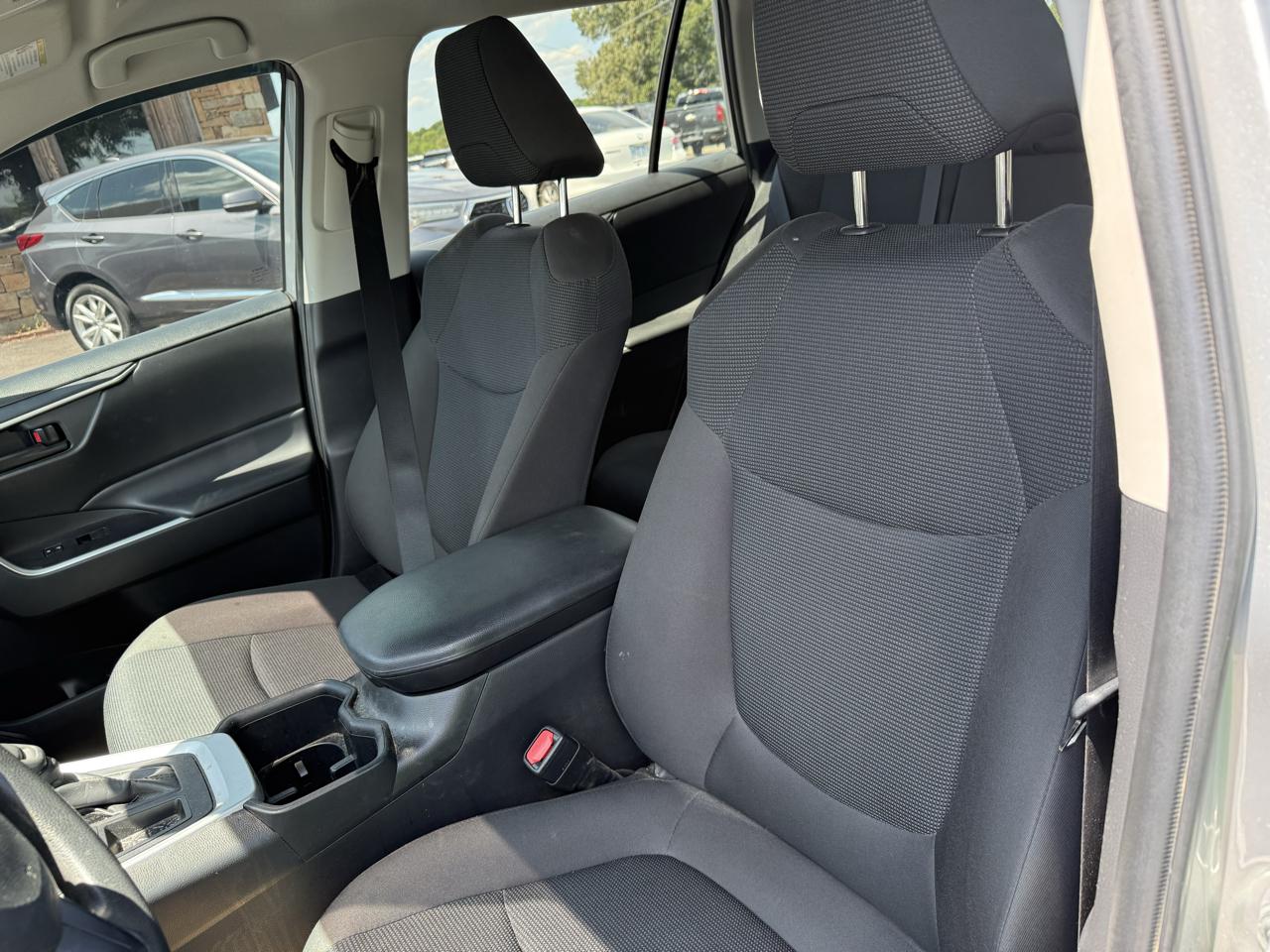 Toyota RAV4 LE 2024
