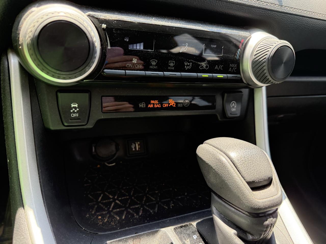 Toyota RAV4 LE 2024