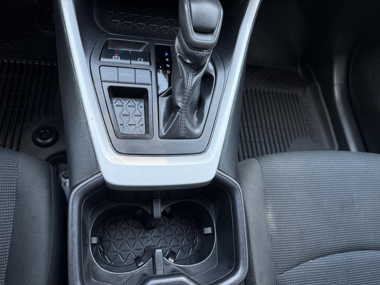 Toyota RAV4 LE 2024
