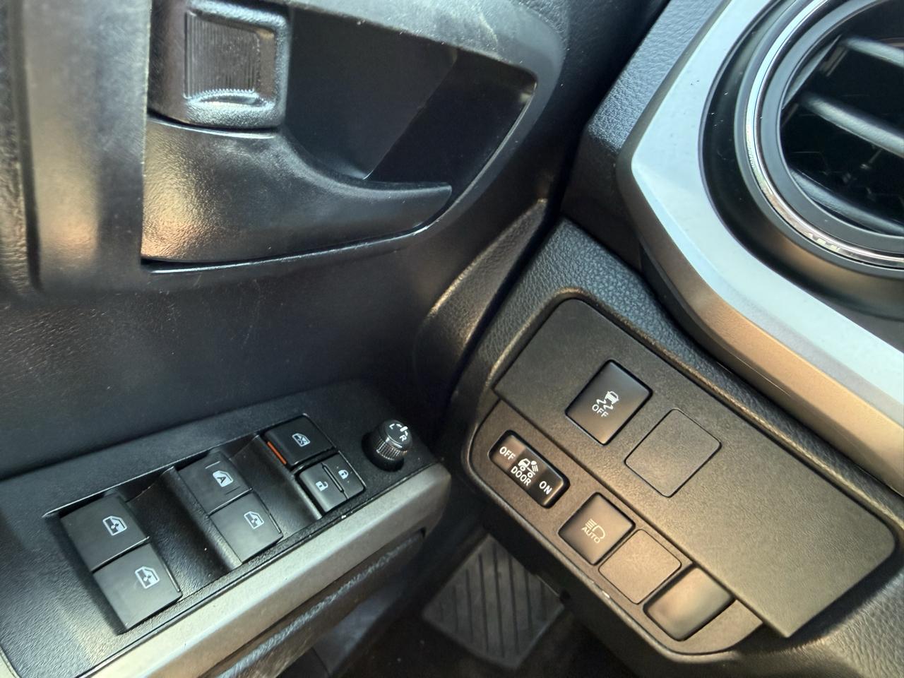 Toyota Tacoma SR5 Double Cab 5' Bed V6 4x2 AT (Natl) 2020