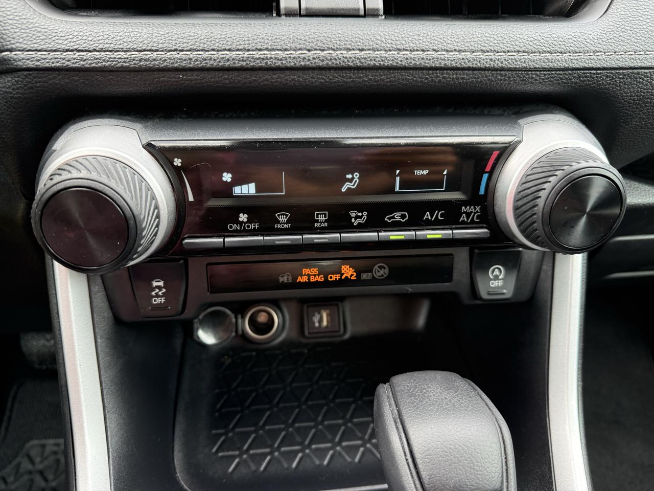 Toyota RAV4 LE 2024