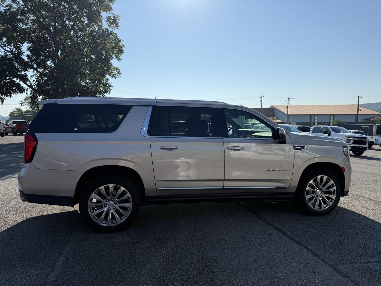 GMC Yukon XL Denali 4WD 2023