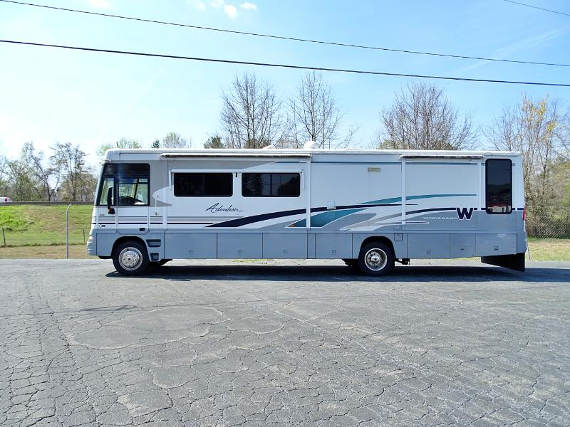 Winnebago Adventurer  2004