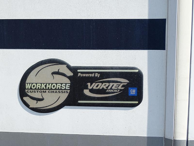 Winnebago Adventurer  2004