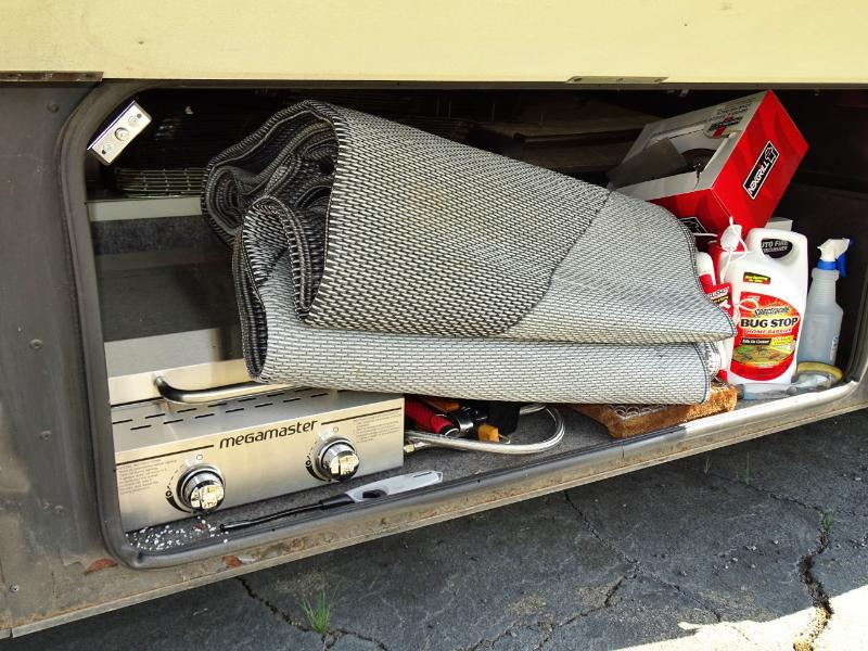 Winnebago Adventurer  2004