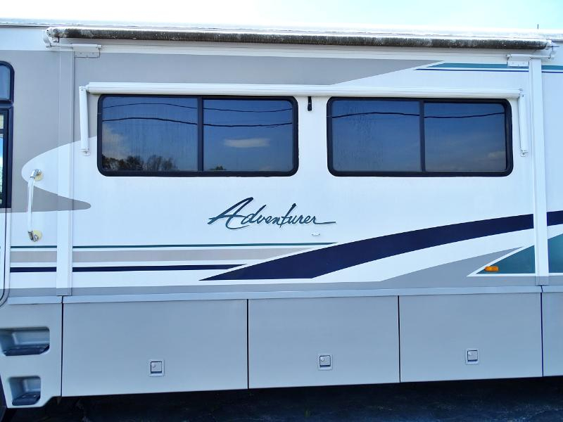 Winnebago Adventurer  2004