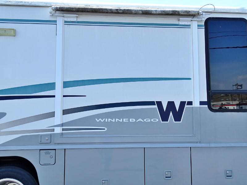 Winnebago Adventurer  2004