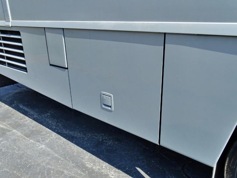 Winnebago Adventurer  2004