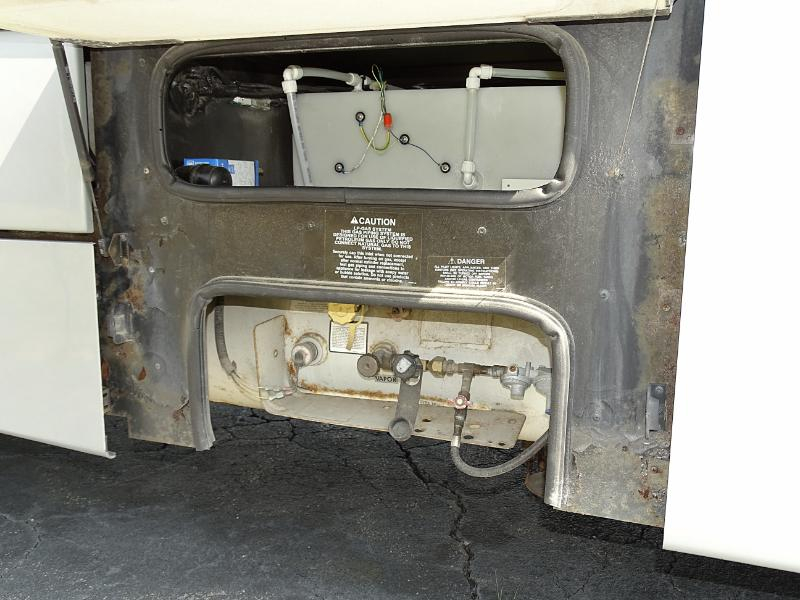 Winnebago Adventurer  2004