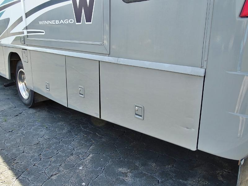 Winnebago Adventurer  2004