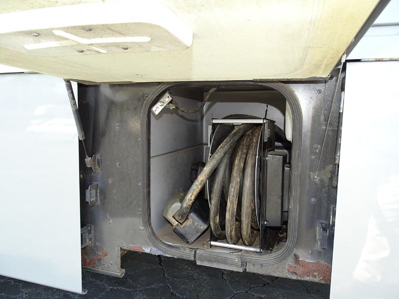 Winnebago Adventurer  2004