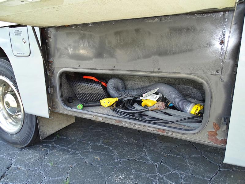 Winnebago Adventurer  2004