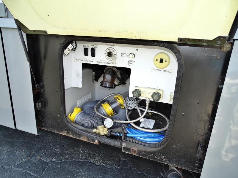 Winnebago Adventurer  2004