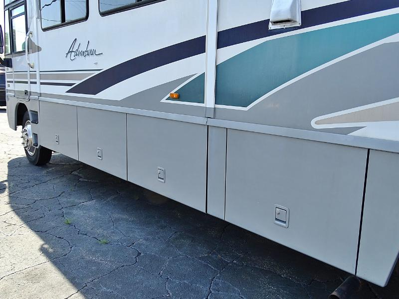 Winnebago Adventurer  2004