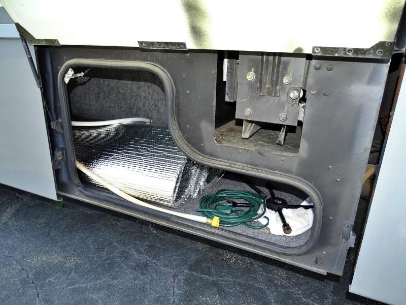 Winnebago Adventurer  2004