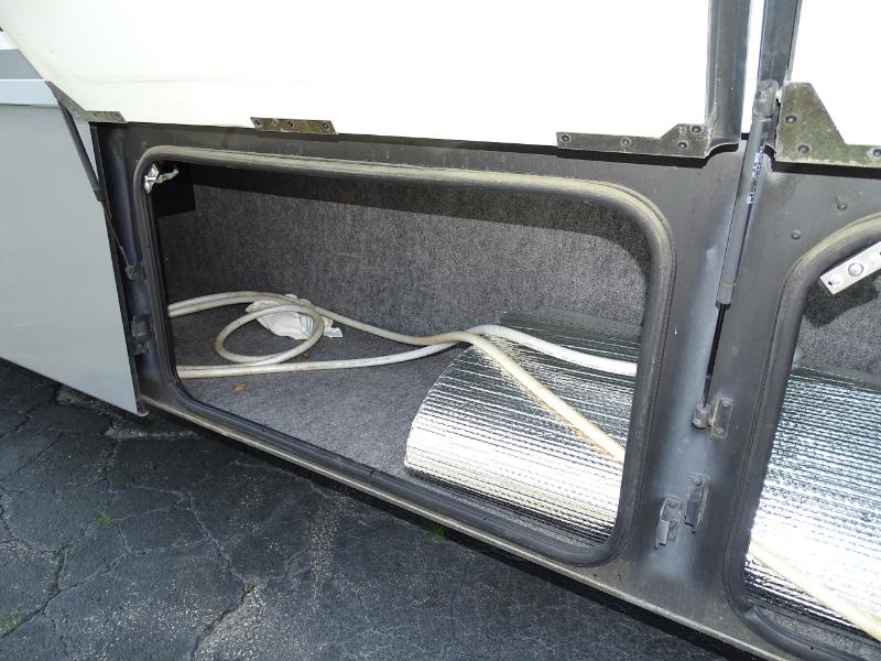 Winnebago Adventurer  2004