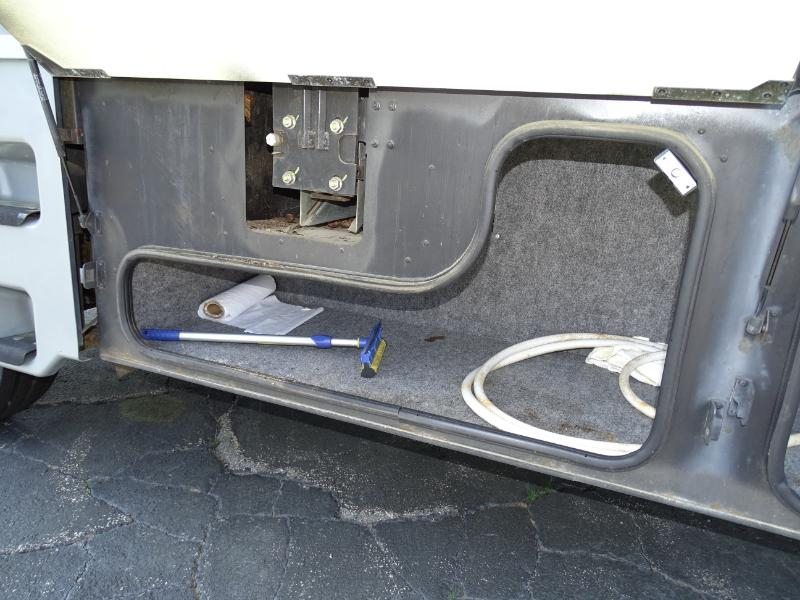 Winnebago Adventurer  2004