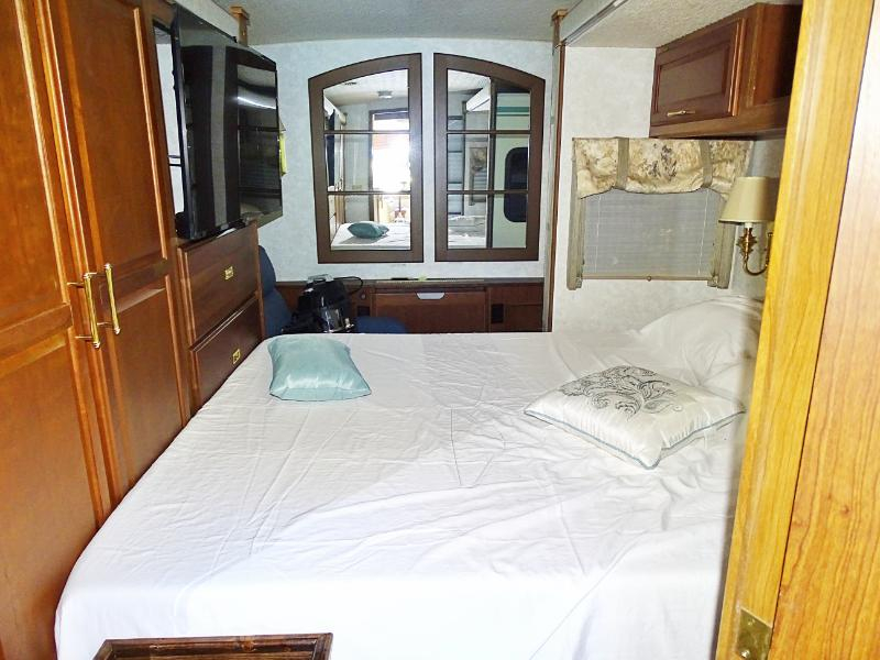 Winnebago Adventurer  2004