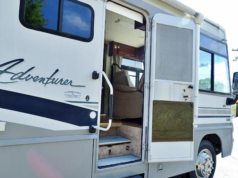 Winnebago Adventurer  2004