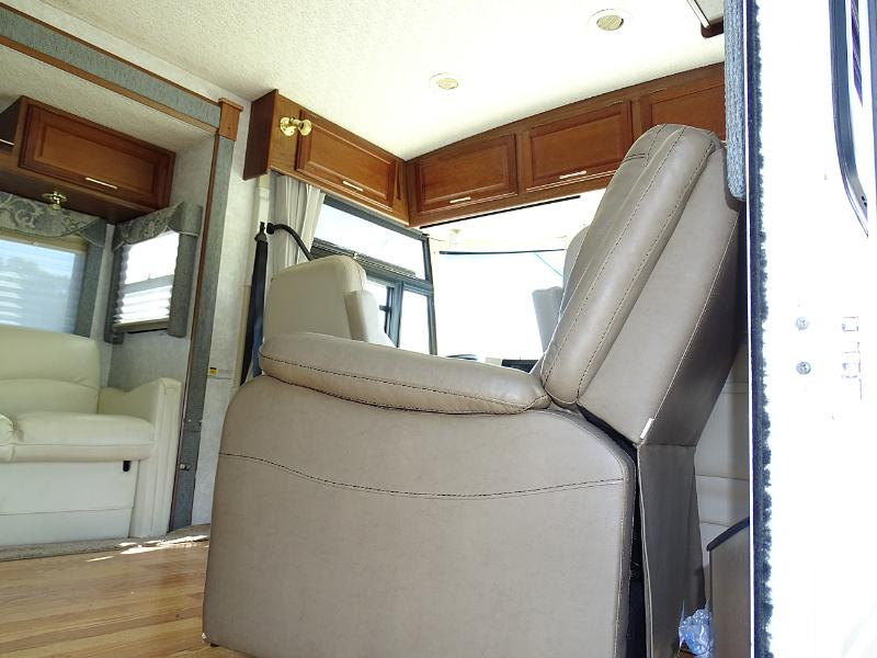 Winnebago Adventurer  2004