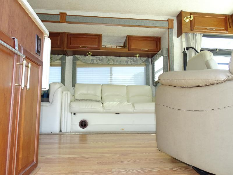 Winnebago Adventurer  2004