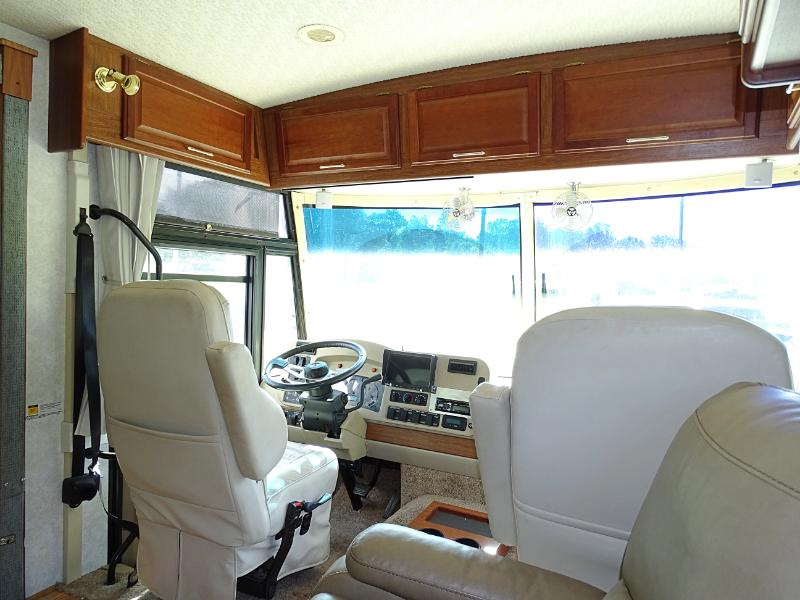 Winnebago Adventurer  2004