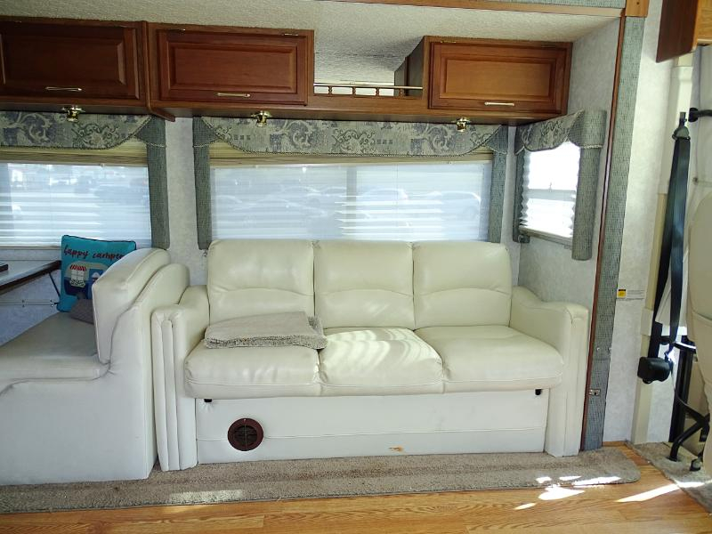 Winnebago Adventurer  2004