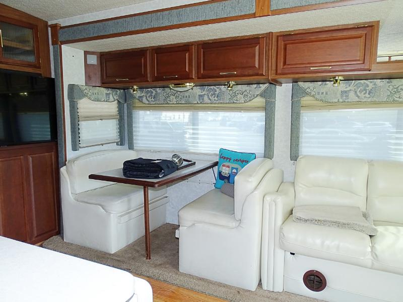 Winnebago Adventurer  2004