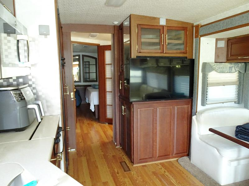 Winnebago Adventurer  2004