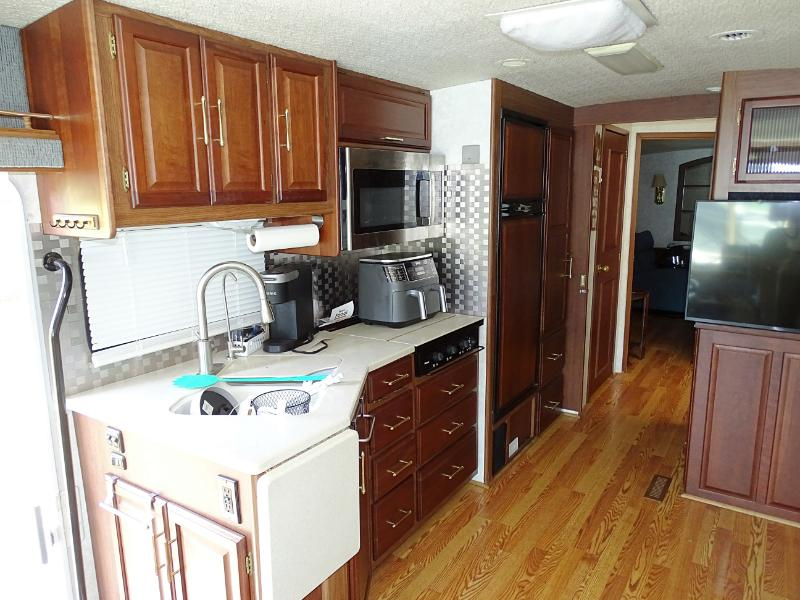 Winnebago Adventurer  2004